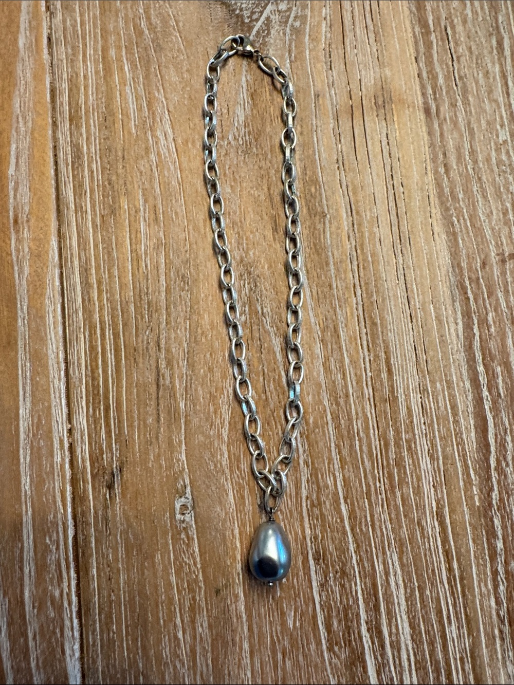 Silver textured chain with faux gray pearl